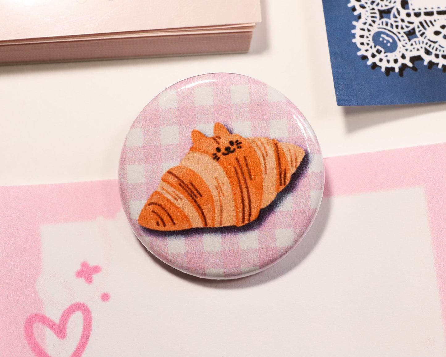 Cinnamon Roll Cat Magnet - 9 to Collect